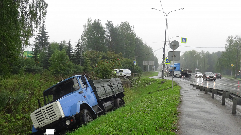 В Нижнем Тагиле на Южном подъезде столкнулись два грузовика