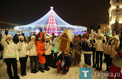 На Театральной площади Нижнего Тагила  зажглась главная елка