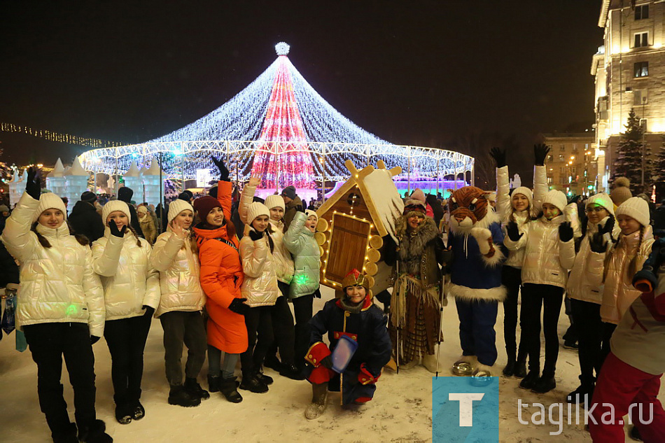 На Театральной площади Нижнего Тагила зажглась главная елка
