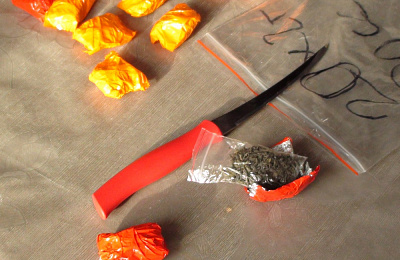 Более 50 граммов наркотиков изъяли наркополицейские у молодой матери-тагильчанки, решившей заработать быстро и много