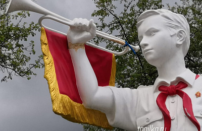 В Пионерском сквере на Вагонке сломали скульптуру горниста