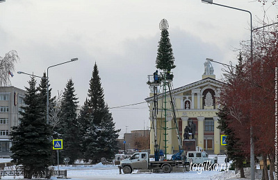 В Нижнем Тагиле устанавливают елку на Театральной площади 