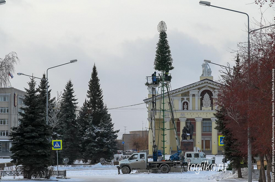 В Нижнем Тагиле устанавливают елку на Театральной площади