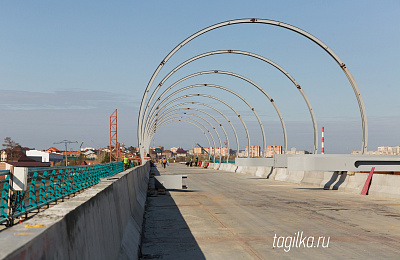 Строительство моста через Тагильский пруд продолжается без перерывов и выходных