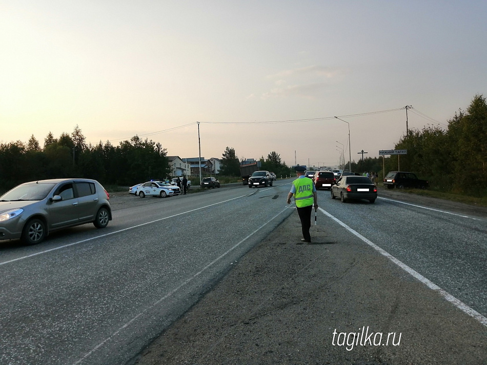 Фольксваген столкнулся с КамАЗом. Водитель и пассажиры иномарки получили травмы