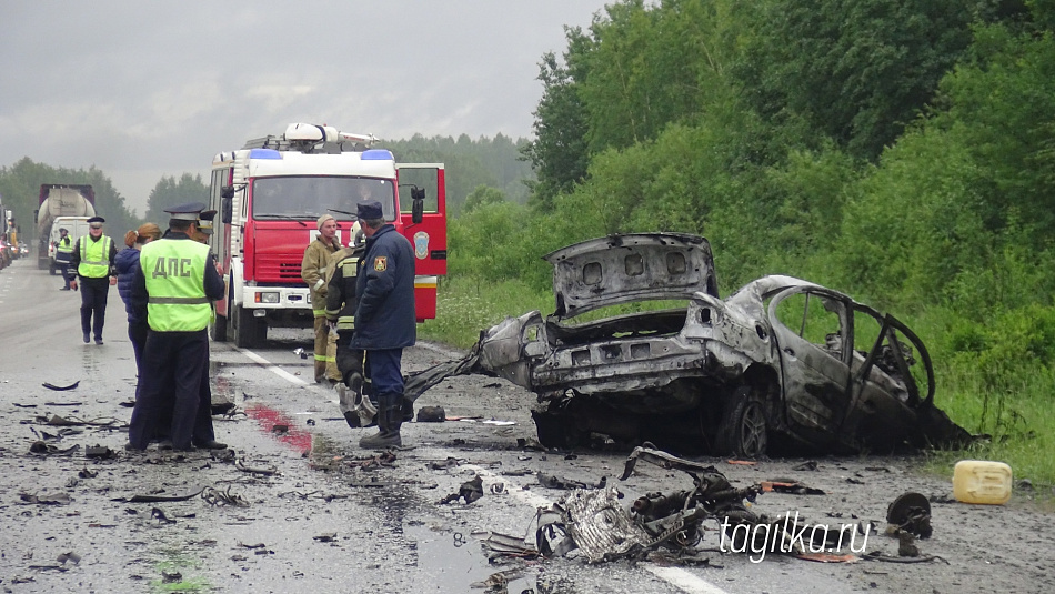 Под Нижним Тагилом в результате ДТП сгорела машина