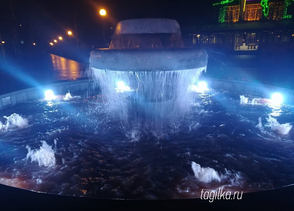 В Нижнем Тагиле запустили новый фонтан в Пионерском сквере. ВИДЕО