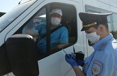 Инспекторы ГИБДД Нижнего Тагила проверяют соблюдение масочного режима
