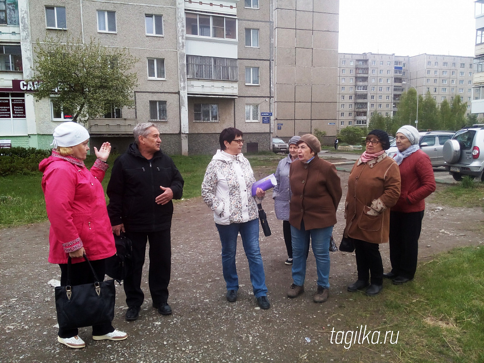 Жители улицы Захарова десятый год просят благоустроить народную тропу