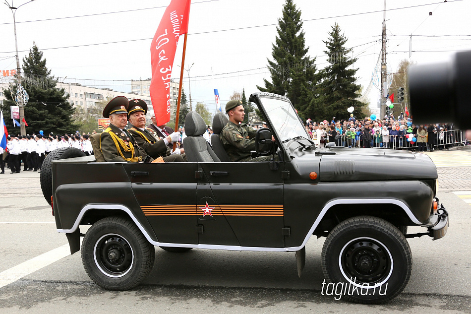 Колонну боевой техники возглавили почетные знаменосцы Нижнего Тагила

