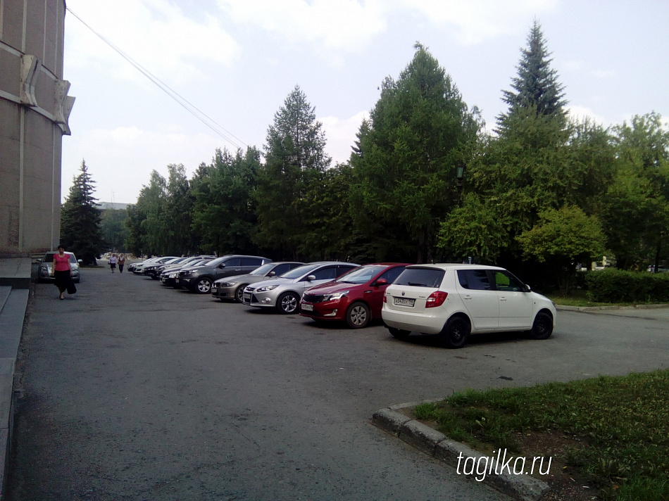 Территория у общественно-политического центра станет пешеходной зоной