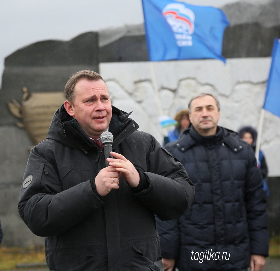 Владислав Пинаев открыл митинг в деревне Усть-Утка , посвященный Дню народного единства, который отмечают сегодня, 4 ноября 