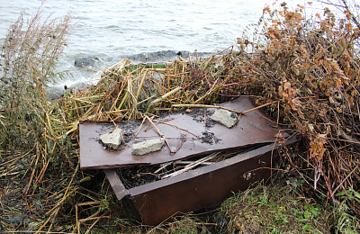 Что находится на берегу Черноисточинского пруда?