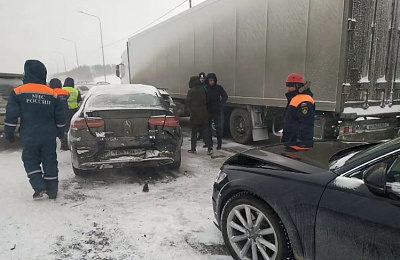 В Свердловской области на трассе из-за непогоды столкнулись 20 автомобилей