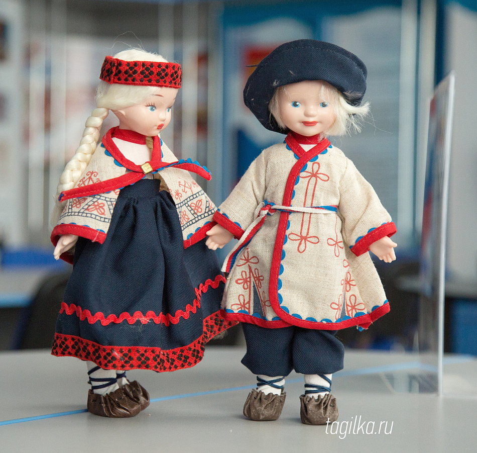 Во дворце – куклы и вышивка