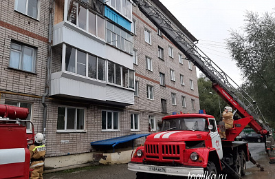 Выносили на руках и спасали по лестнице. В многоквартирном  доме на Старателе произошел пожар