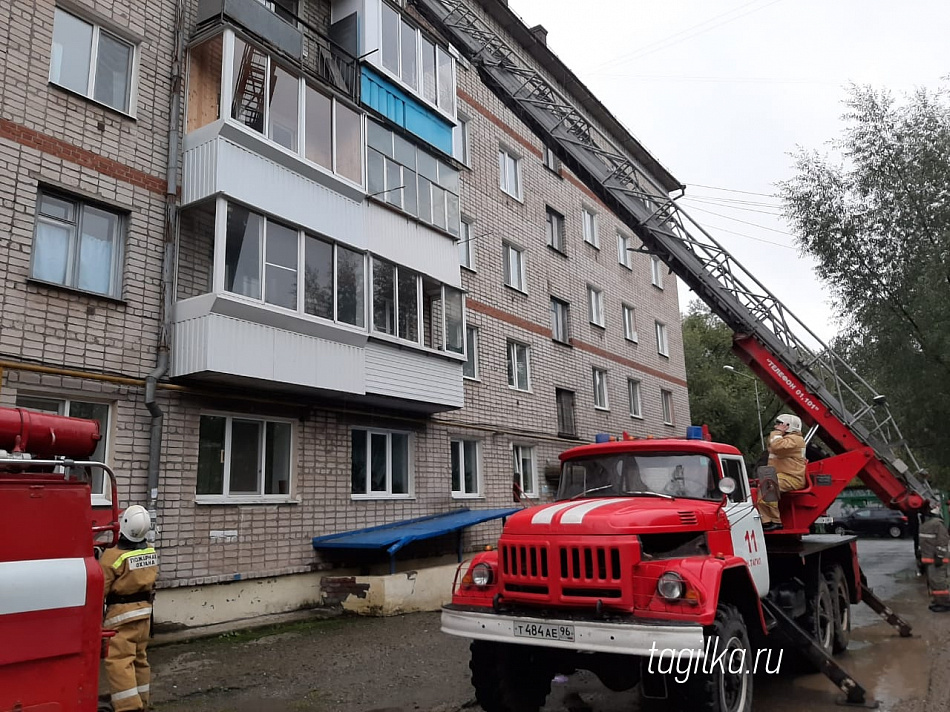 Выносили на руках и спасали по лестнице. В многоквартирном  доме на Старателе произошел пожар