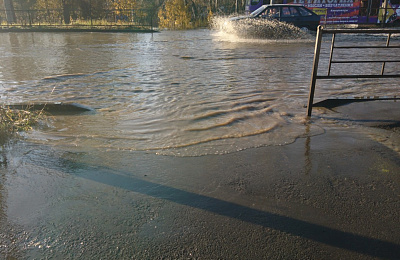 На Восточном шоссе прорвало трубу с горячей водой