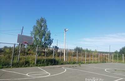 По поручению Владислава Пинаева к спортплощадке на Старателе провели освещение