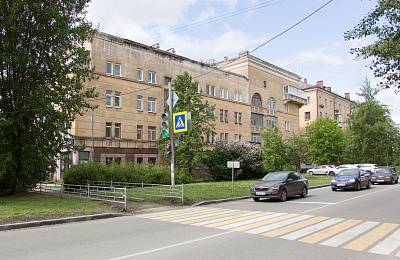 В легендарном «доме дирекции» на улице Ильича, 2 в Нижнем Тагиле продолжается капитальный ремонт