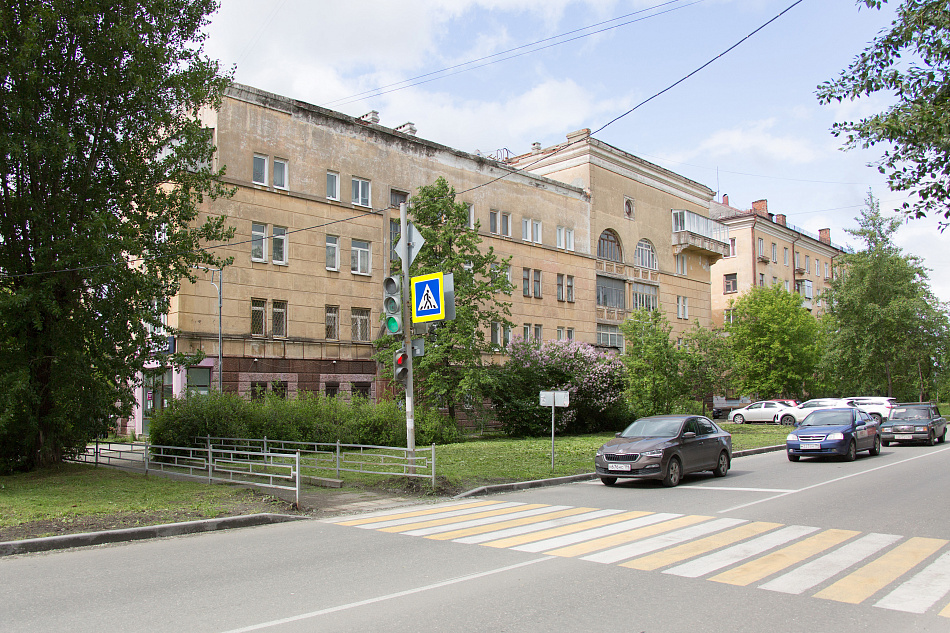 В легендарном «доме дирекции» на улице Ильича, 2 в Нижнем Тагиле продолжается капитальный ремонт