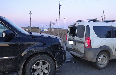 На Южном подъезде Нижнего Тагила столкнулись два автомобиля. Пострадал ребенок