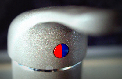 В домах на Крымской низкая температура горячей воды. В Тагилэнерго ищут причины