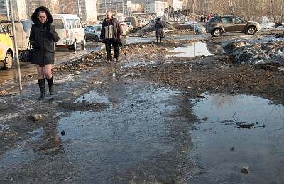 Тротуары на Вые превратились в полосу препятствий