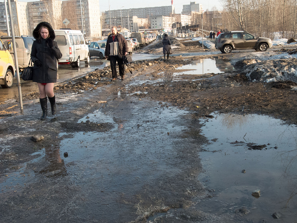 Тротуары на Вые превратились в полосу препятствий