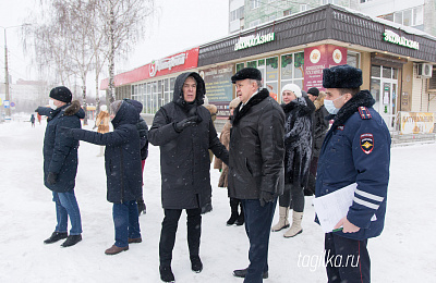 Из кольца - в петлю. Придомовая территория  полностью оккупирована машинами
