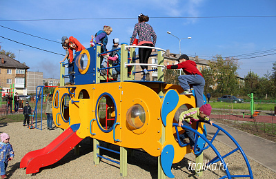Праздник двора на Красных Зорь 
