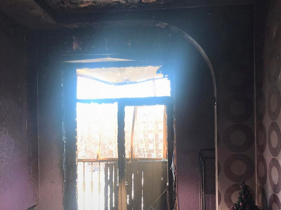 Выгоревшая квартира окна. Горит зеркало. Квартира в Тагиле на Красном Камне. Пожар в Карпинске. Куплю квартиру красный камень тагил
