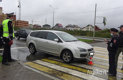 В Нижнем Тагиле водитель сбил пешехода, переходившего дорогу на красный свет