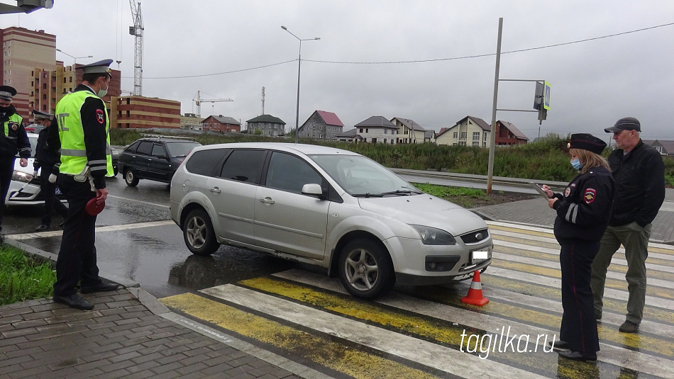 В Нижнем Тагиле водитель сбил пешехода, переходившего дорогу на красный свет