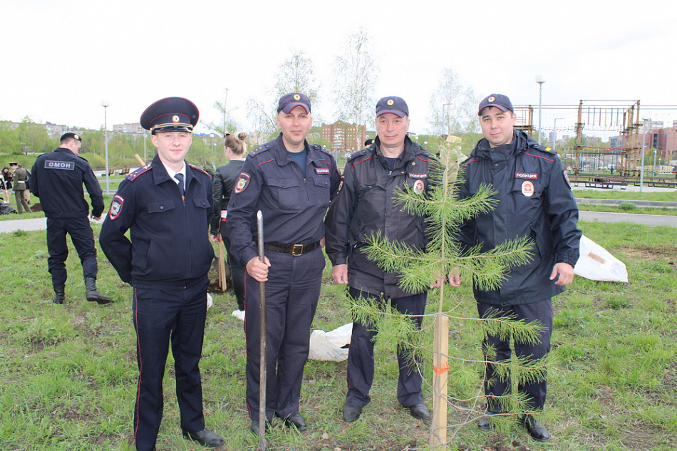 Тагильчане высадили именные деревья в память о сотрудниках силовых ведомств, погибших при выполнении служебных обязанностей