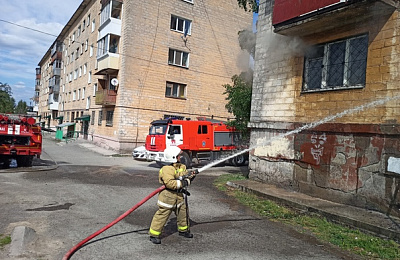 Сотрудники пожарной части тагильской ИК-6 потушили пожар в многоквартирном доме и спасли  двух человек