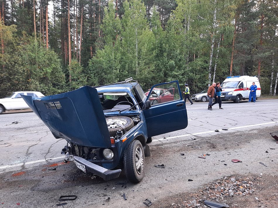 Под Нижним Тагилом столкнулись две легковушки: один человек погиб, четверо ранены