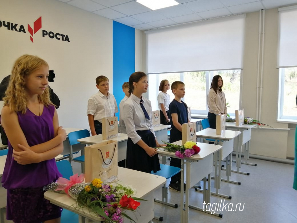 В школе №8 поселка Висимо-Уткинск открыли центр образования «Точка роста»