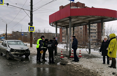 В Нижнем Тагиле сбили двух пешеходов. Люди стояли на остановочном комплексе