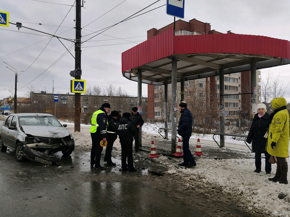 В Нижнем Тагиле сбили двух пешеходов. Люди стояли на остановочном комплексе