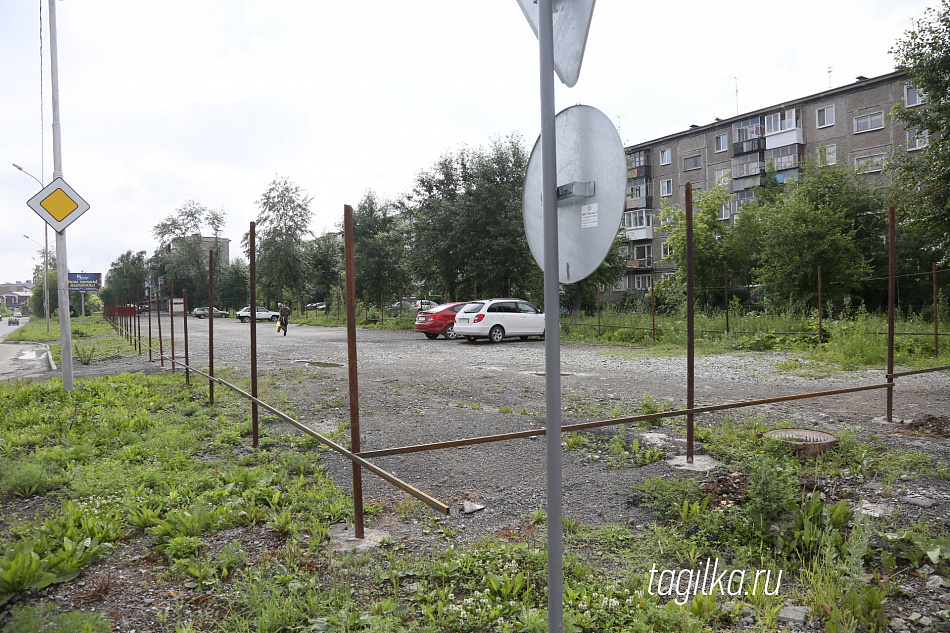 Автостоянка  у дома: вчера снесли – сегодня строят заново