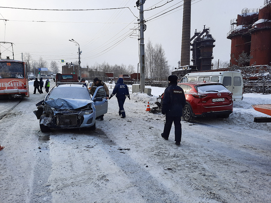 На проспекте Ленина столкнулись три автомобиля