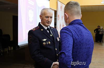 Полицейские торжественно вручили первые паспорта юным жителям Нижнего Тагила