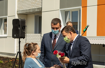Евгений Куйвашев  вручил в Нижней Туре ключи от квартир жильцам первого в регионе дома для арендаторов