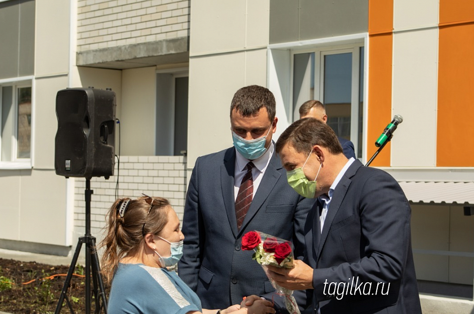Евгений Куйвашев  вручил в Нижней Туре ключи от квартир жильцам первого в регионе дома для арендаторов