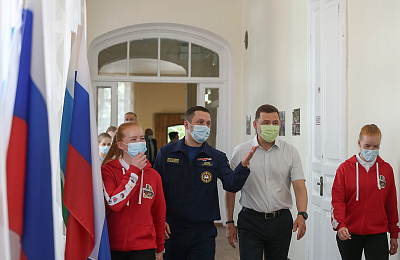 Губернатор Свердловской области посетил Дом добровольцев и с волонтерами проголосовал на праймериз «Единой России»