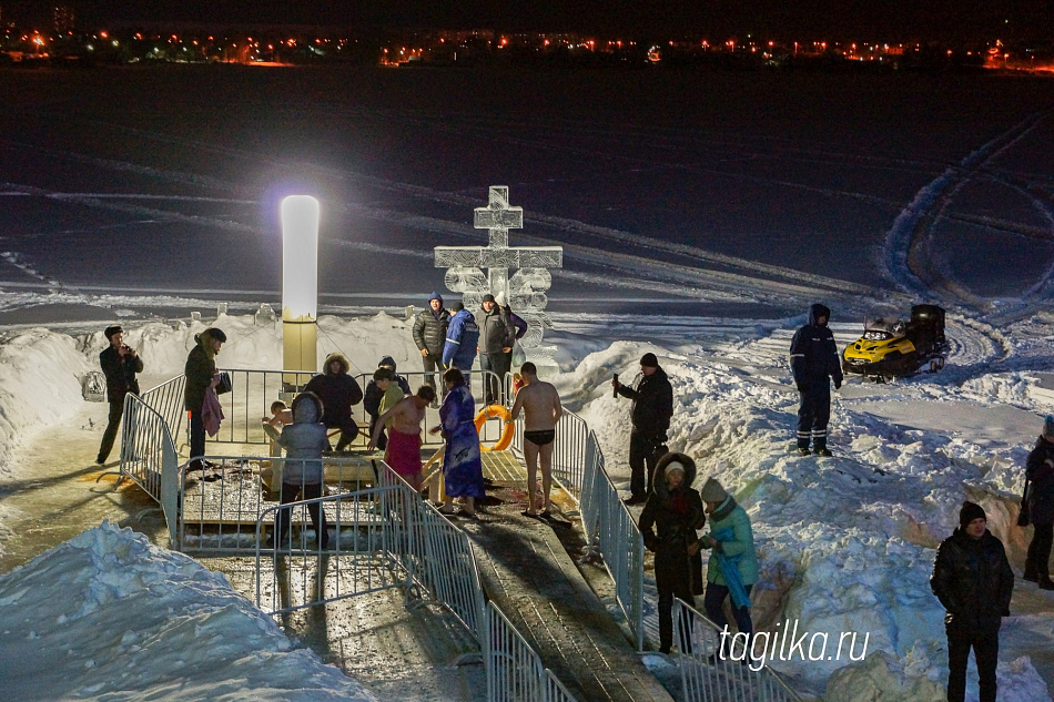 Крещенские купания в Нижнем Тагиле: лед толще, крест больше, народ веселее 