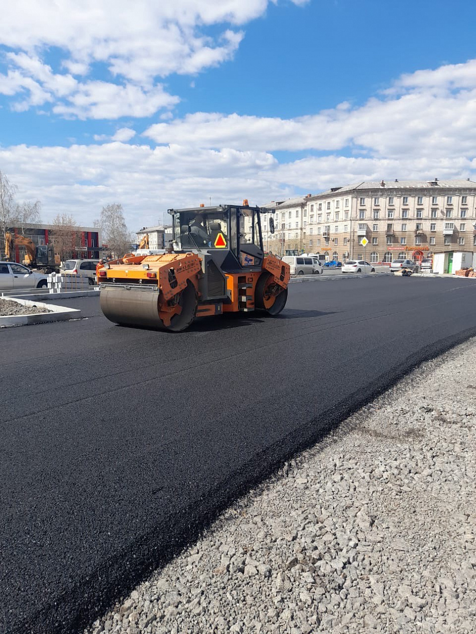 На Привокзальной площади Нижнего Тагила асфальтируют новую парковку