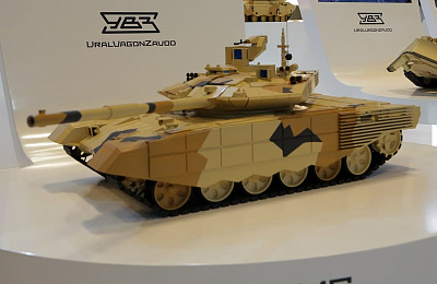 Танк Т-90МС представляет Уралвагонзавод на выставке вооружений и военной техники EDEX 2021