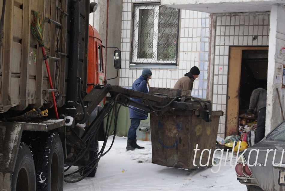 В Красноуфимске водитель мусоровоза смертельно травмировал слесаря-сантехника